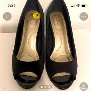 Peep toe wedges in black size 9